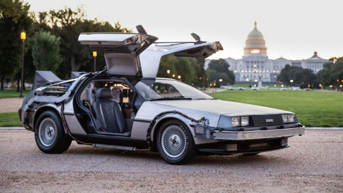 DeLorean DMC-12 Time Machine — photo on Garage Streetcard